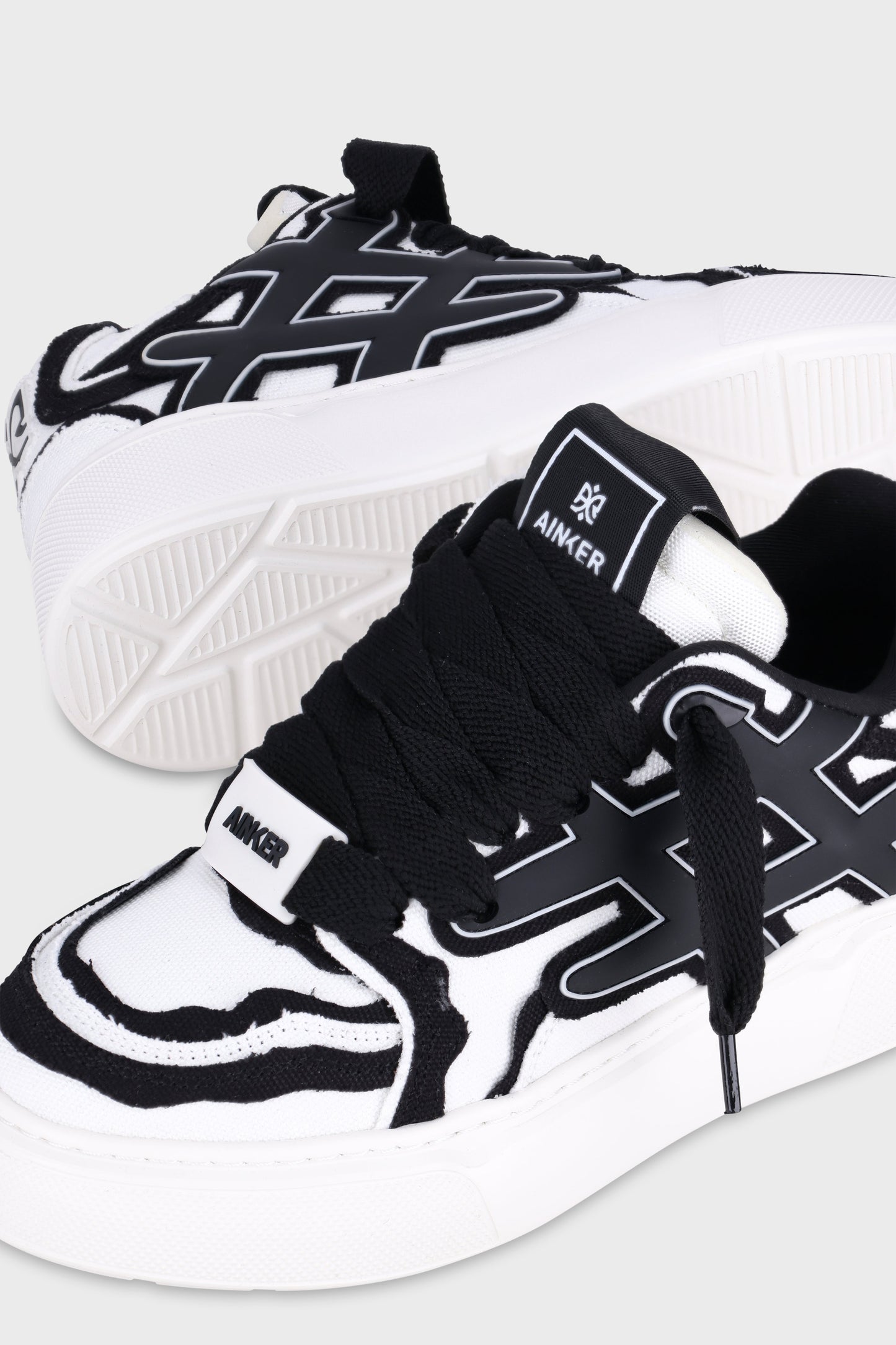 Backdoor Canvas White Black