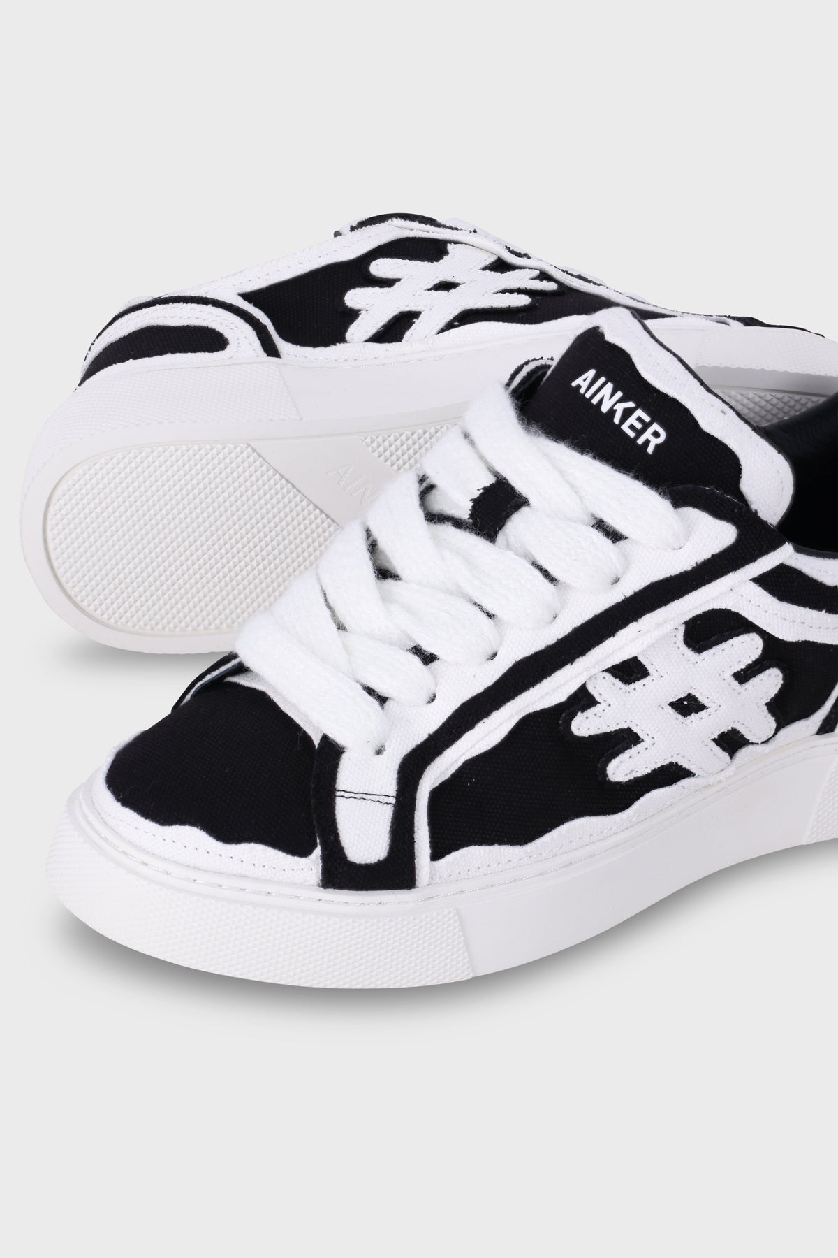 Pivot Black/White Canvas
