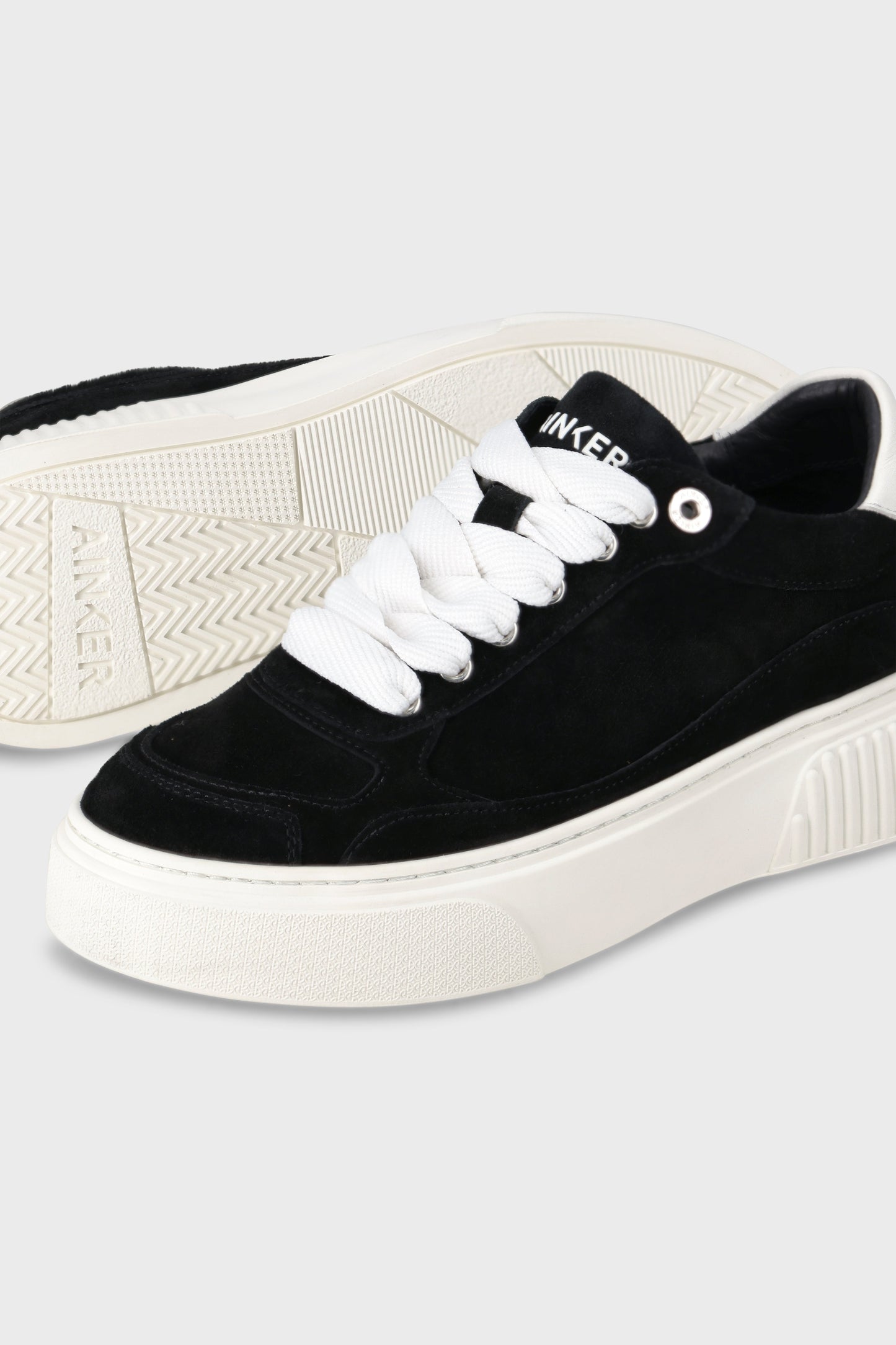 Star Line Suede Black