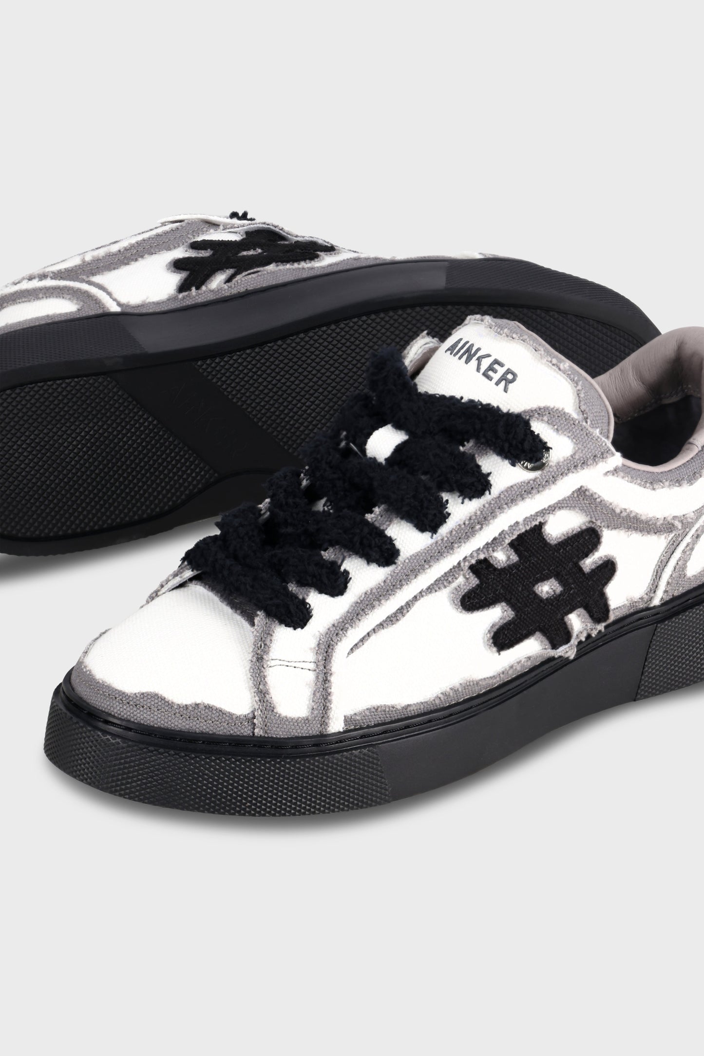 Pivot White/Black Canvas
